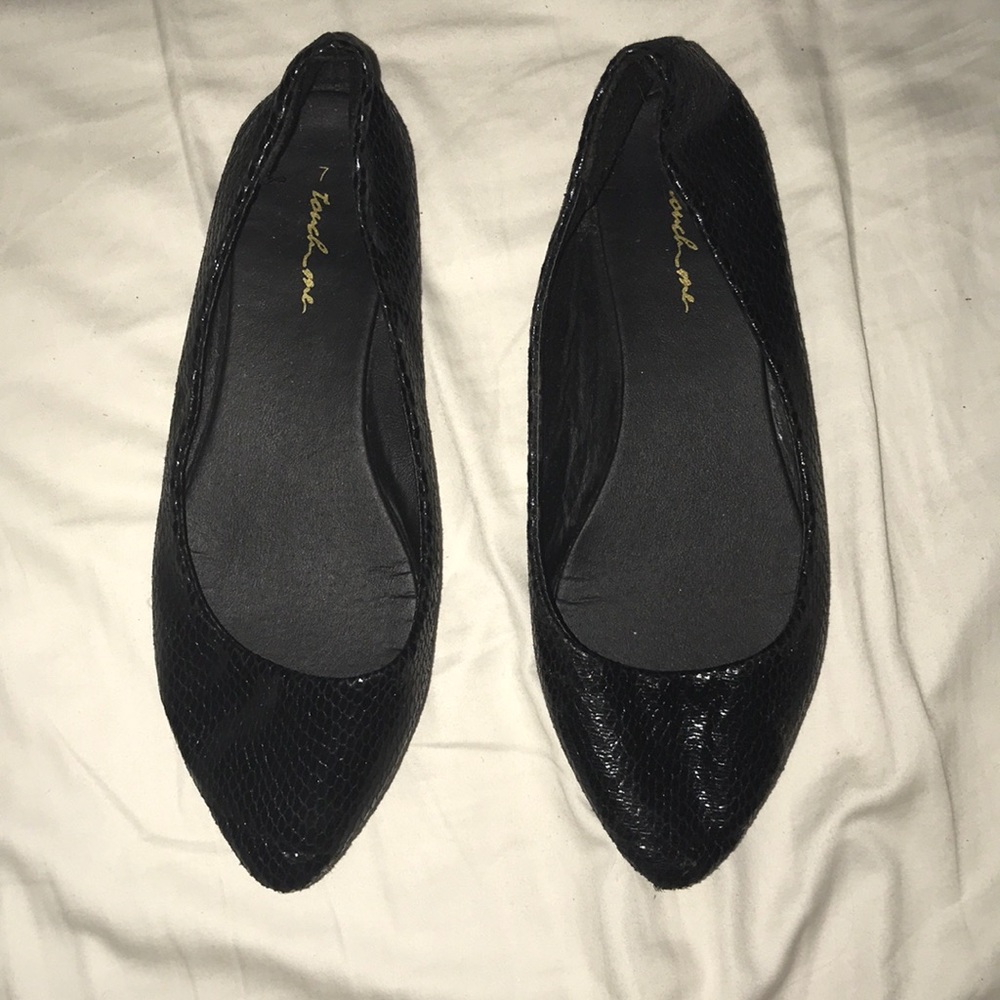 black sparkly pointed-toe flats